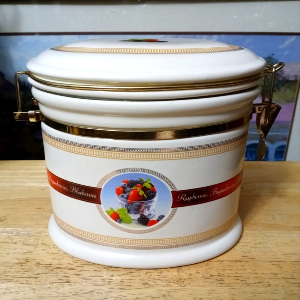 Knott’s Berry Farm oval canister